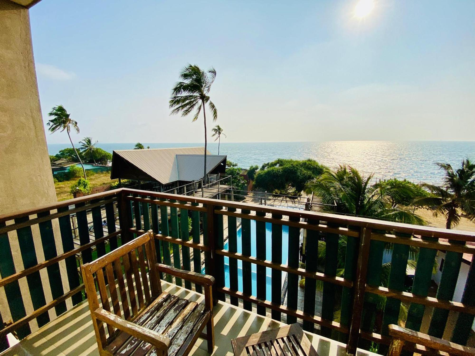 Saprin Beach Resort Uswetakeiyawa Ngoại thất bức ảnh