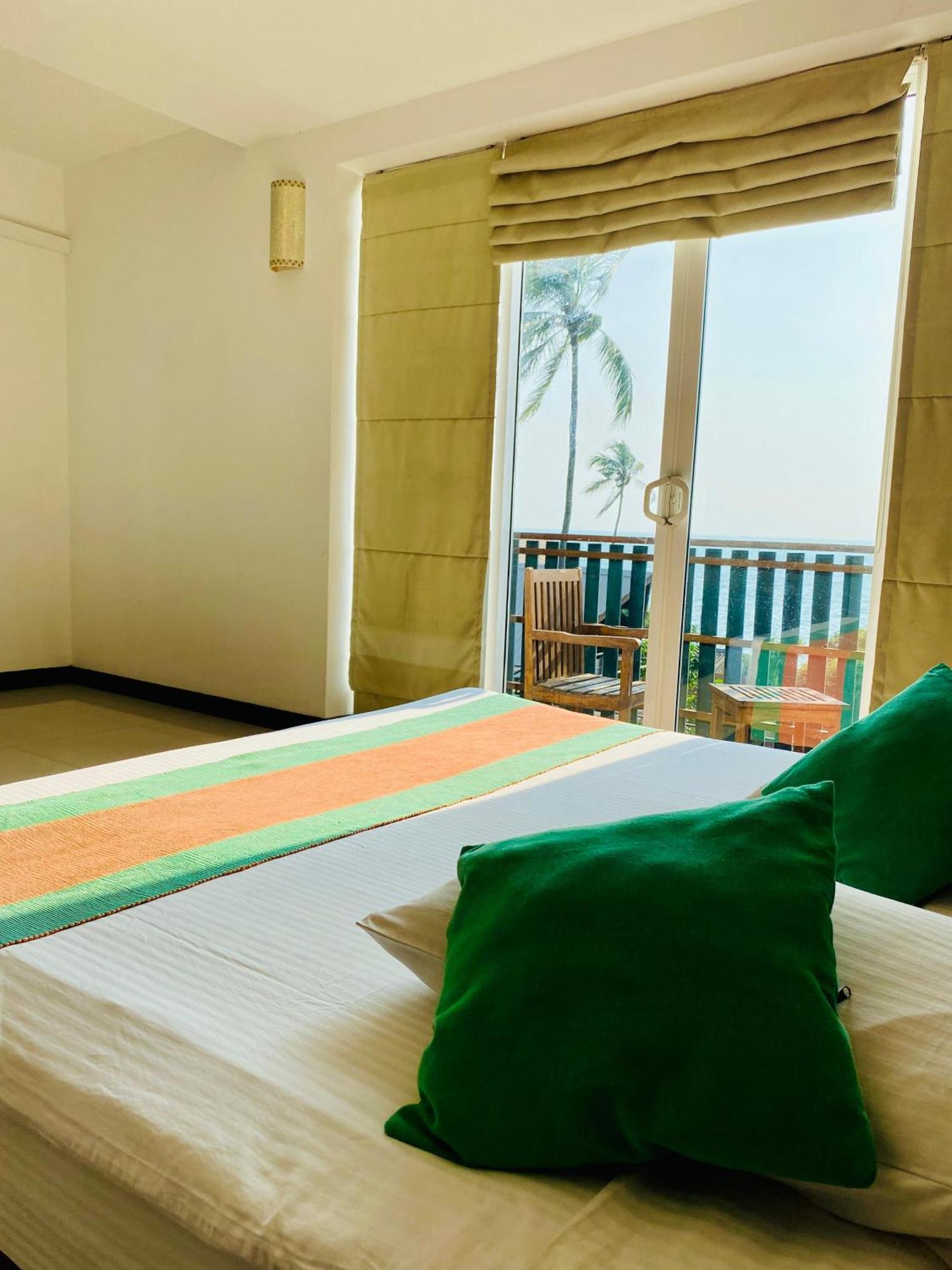 Saprin Beach Resort Uswetakeiyawa Ngoại thất bức ảnh