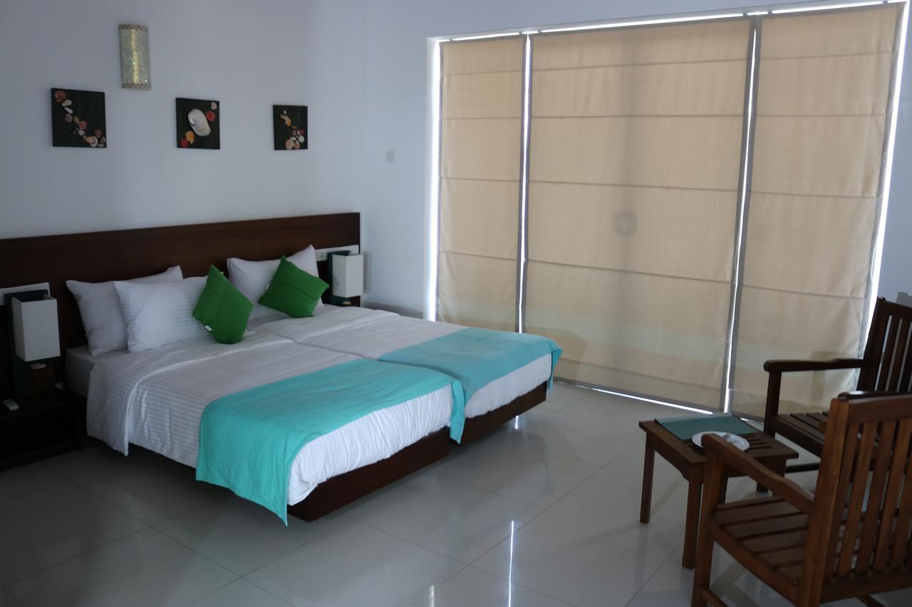 Saprin Beach Resort Uswetakeiyawa Ngoại thất bức ảnh