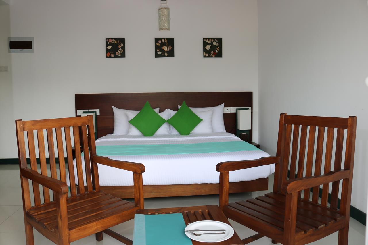 Saprin Beach Resort Uswetakeiyawa Ngoại thất bức ảnh