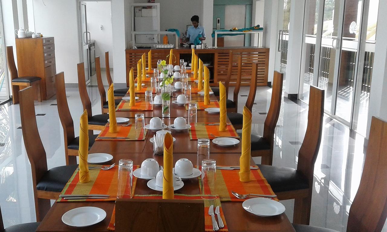 Saprin Beach Resort Uswetakeiyawa Ngoại thất bức ảnh