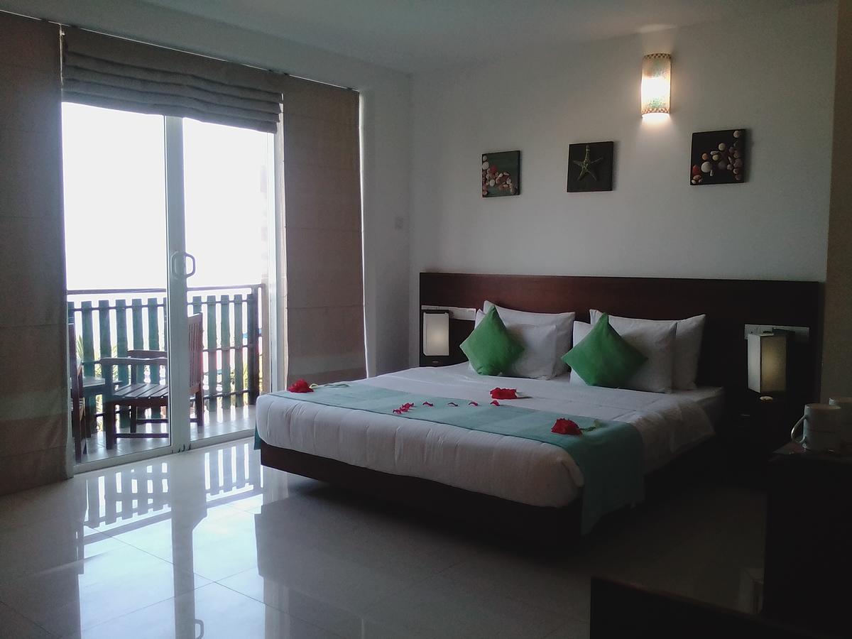 Saprin Beach Resort Uswetakeiyawa Ngoại thất bức ảnh