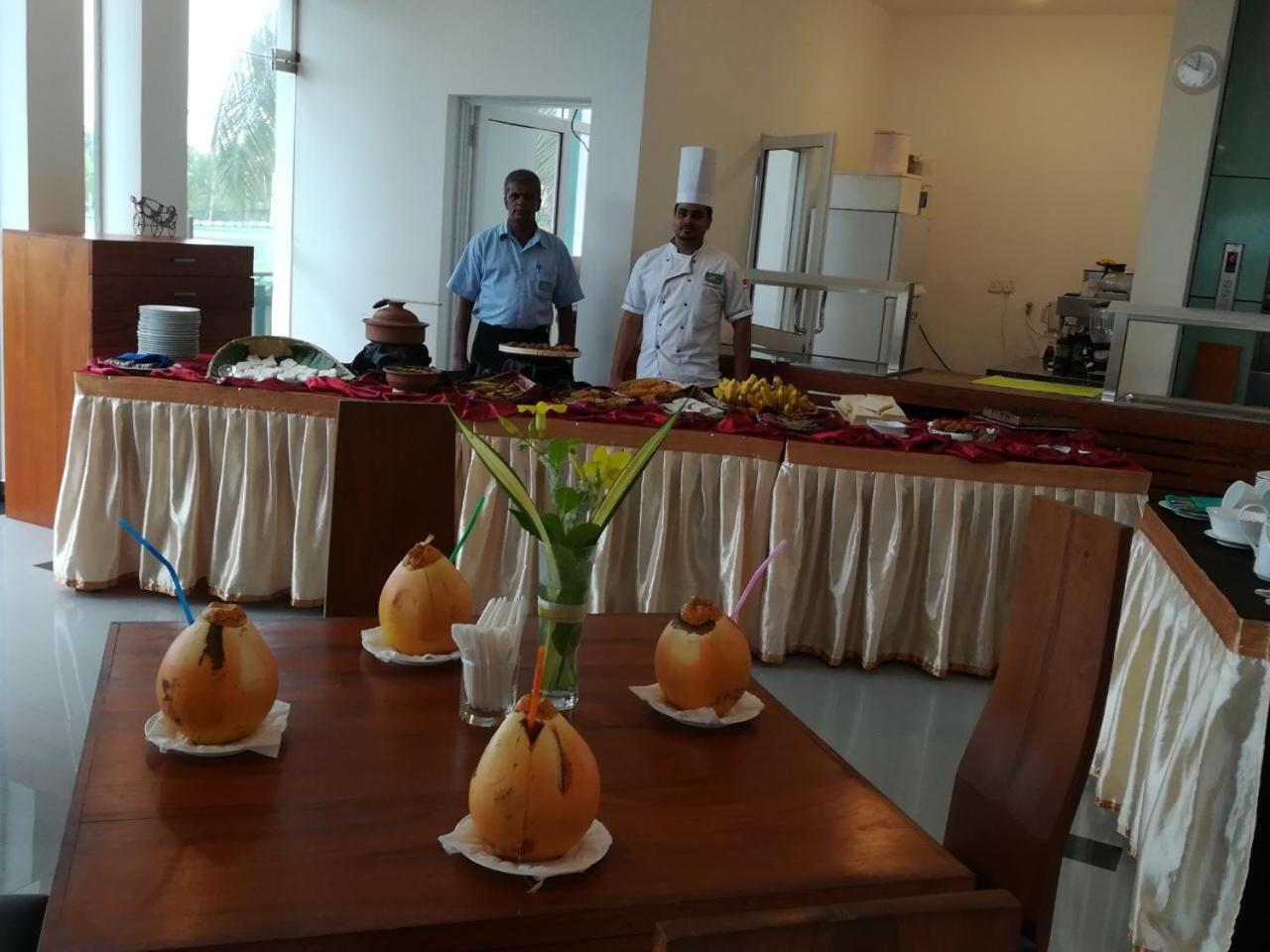 Saprin Beach Resort Uswetakeiyawa Ngoại thất bức ảnh