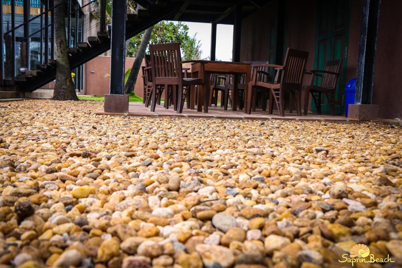 Saprin Beach Resort Uswetakeiyawa Ngoại thất bức ảnh